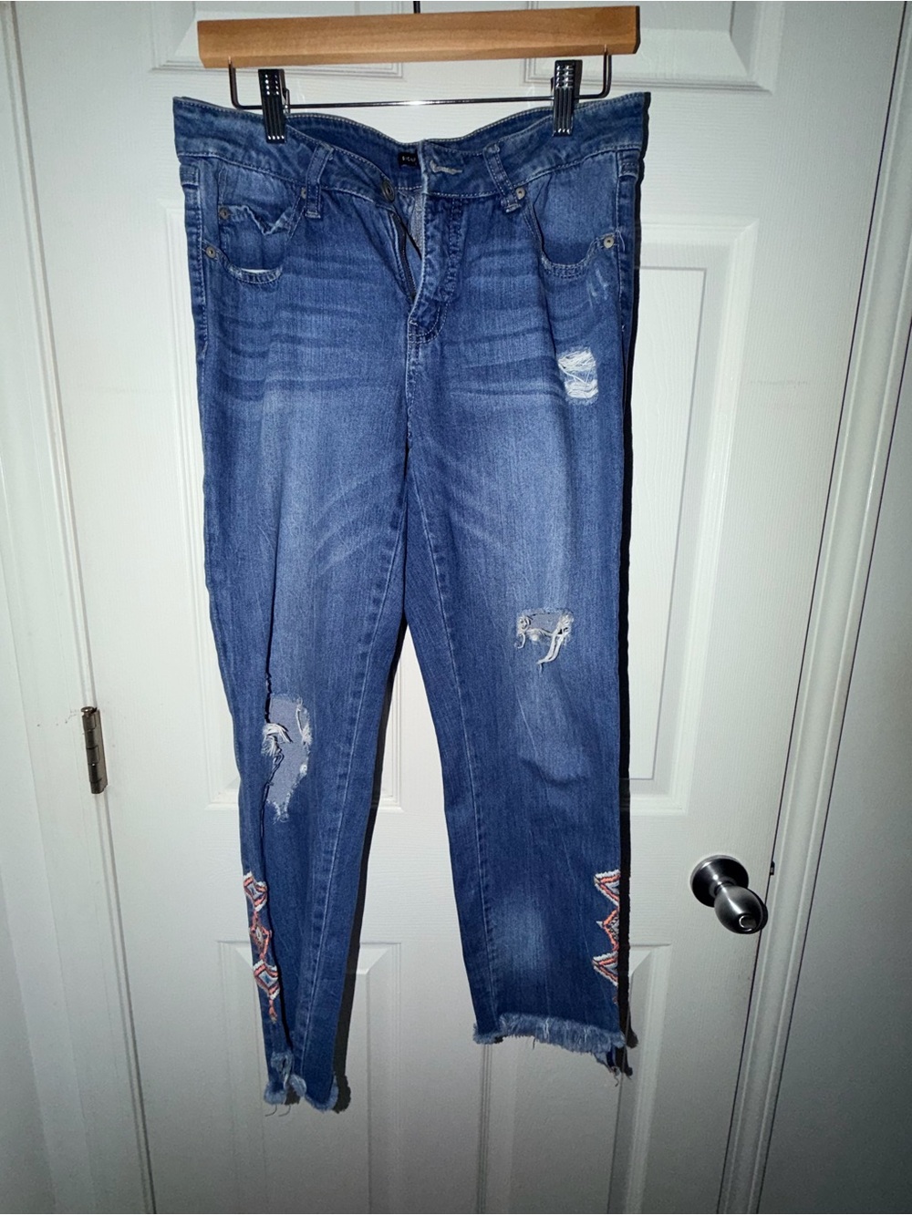 Signature Studio Distressed Blue Cropped Embroidered Ankle Jeans